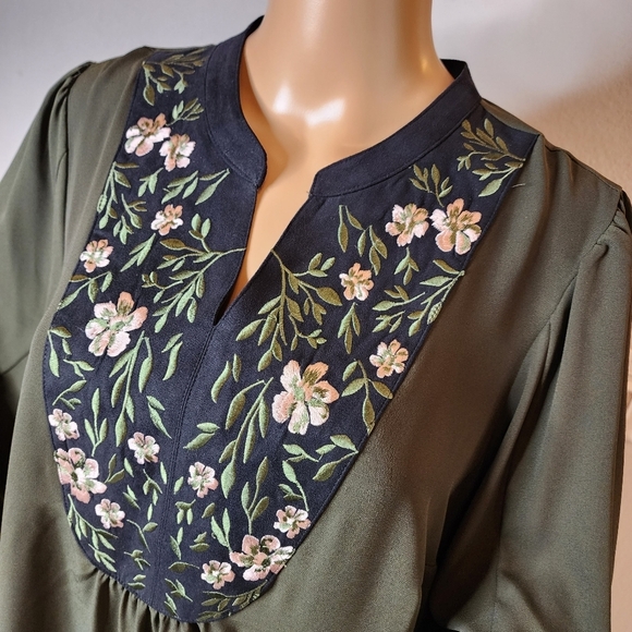 NWT style & co green floral embroidered flare sleeve blouse. Women's size 1X. - Picture 6 of 16